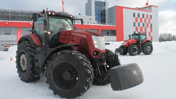 Тракторы McCormick во время зимнего тест-драйва на автодроме Moscow Raceway